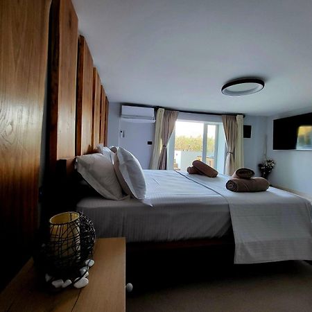 Black And White Apartment بولونيا المظهر الخارجي الصورة