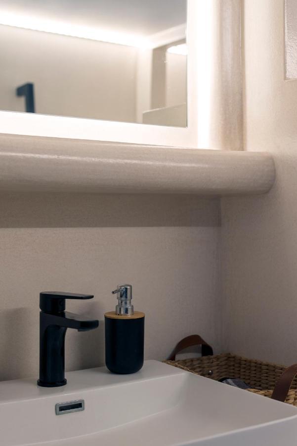 Black And White Apartment بولونيا المظهر الخارجي الصورة